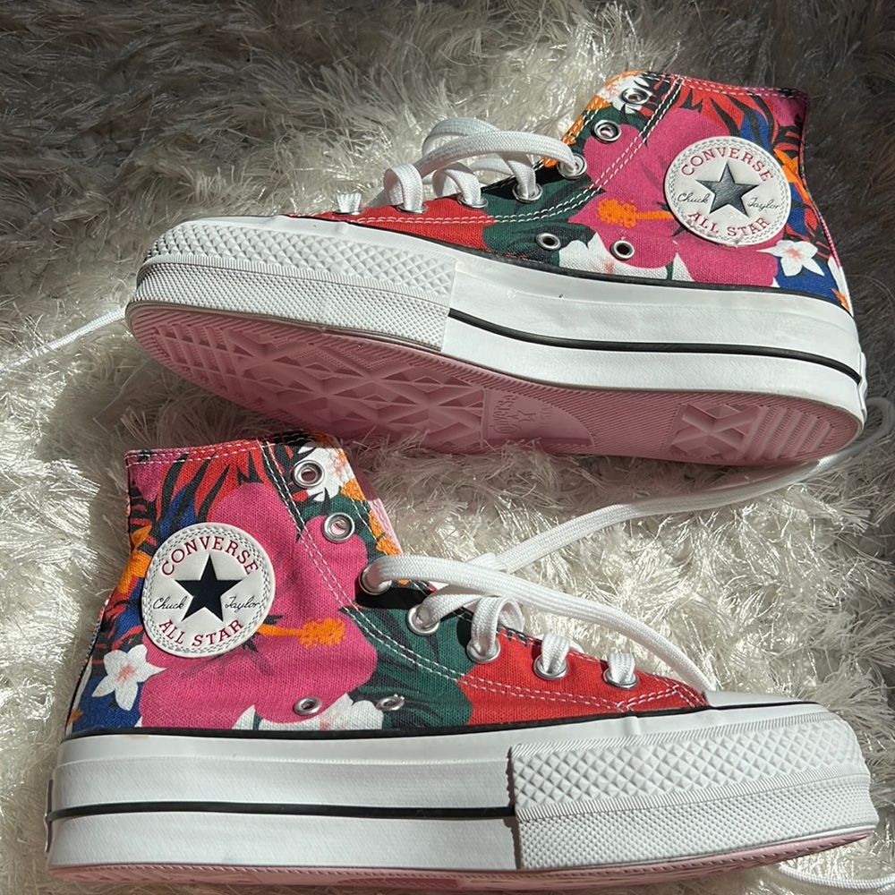 Converse 4y medio. It will fit size 7 perfect.Colorful floral. Brand new no box